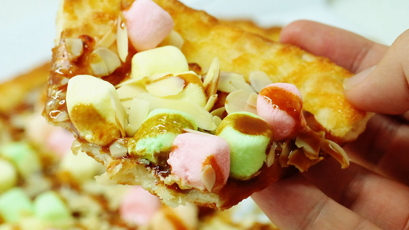 Illustration for article titled Pizza Hut Is Releasing a Caramel Marshmallow Pizza in Japan
